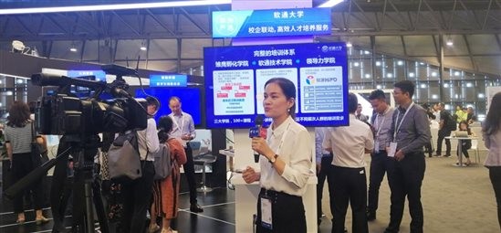 “云”开见日，“AI”生花，pg官方首页动力携五大主题亮相华为HC大会